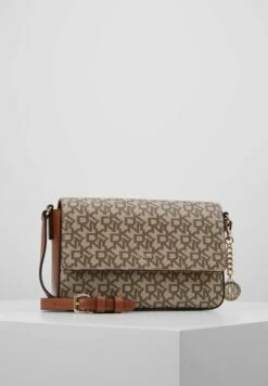 DKNY BRYANT - MD FLAP CROSSBODY - Across Body Bag - Chino / Caramel