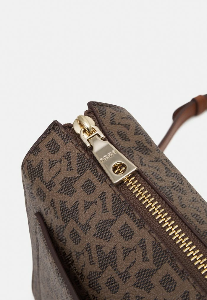 DKNY BRYANT BOX COATED LOGO - Across Body Bag - Mocha/caramel 8 DKNY BRYANT BOX COATED LOGO - Across Body Bag - Mocha/caramel - Image 6