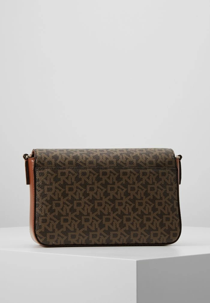DKNY BRYANT - MD FLAP CROSSBODY - Across Body Bag - Mocha Caramel 5 DKNY BRYANT - MD FLAP CROSSBODY - Across Body Bag - Mocha Caramel - Image 3