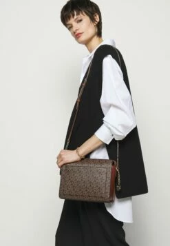 DKNY BRYANT BOX COATED LOGO - Across Body Bag - Mocha/caramel