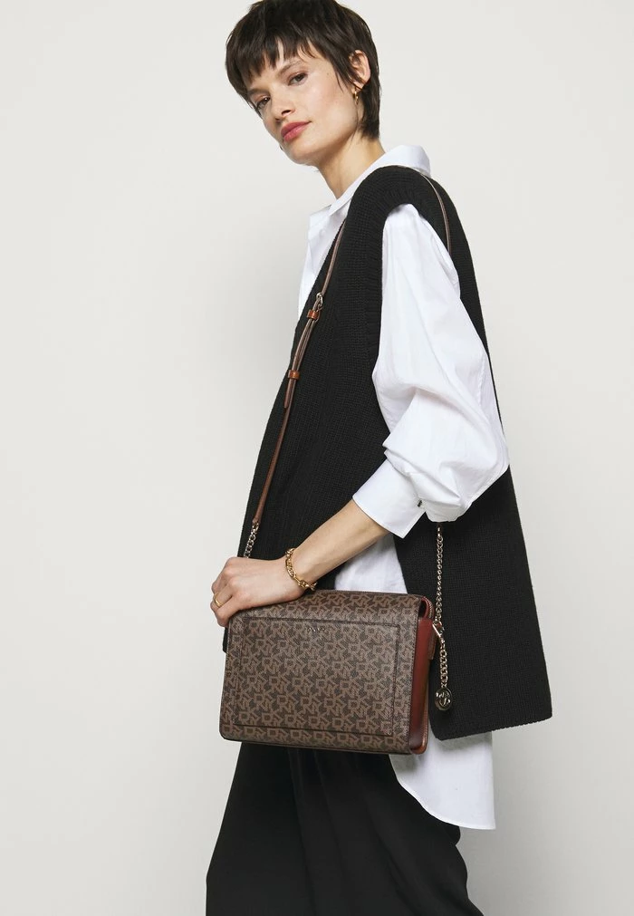 DKNY BRYANT BOX COATED LOGO - Across Body Bag - Mocha/caramel 3 DKNY BRYANT BOX COATED LOGO - Across Body Bag - Mocha/caramel