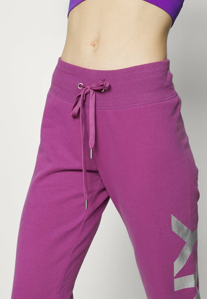 DKNY EXPLODED LOGO - Tracksuit Bottoms - Wild Aster/silver 8 DKNY EXPLODED LOGO - Tracksuit Bottoms - Wild Aster/silver - Image 6