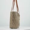 DKNY BRYANT MEDIUM TOTE LOGO - Handbag - Chino/caramel 12 DKNY BRYANT MEDIUM TOTE LOGO - Handbag - Chino/caramel -Bag Haven Store 1b2b0cccf4934386b0092f0786fa7fb0