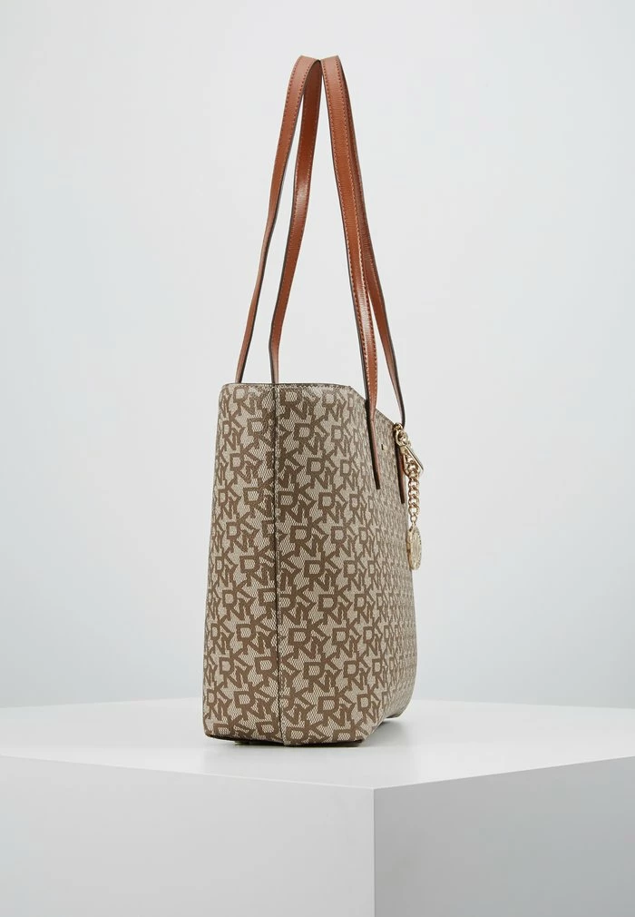 DKNY BRYANT MEDIUM TOTE LOGO - Handbag - Chino/caramel 6 DKNY BRYANT MEDIUM TOTE LOGO - Handbag - Chino/caramel - Image 4