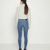 DKNY BLEEKER SHAPING - Jeans Skinny Fit - Blue Denim -Bag Haven Store 21a418ec5ecb45b2af96f2e5bd12e037