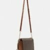 DKNY BRYANT BOX COATED LOGO - Across Body Bag - Mocha/caramel 10 DKNY BRYANT BOX COATED LOGO - Across Body Bag - Mocha/caramel -Bag Haven Store 2ce2ba08f1ab46df9282eefd0f2ceddd