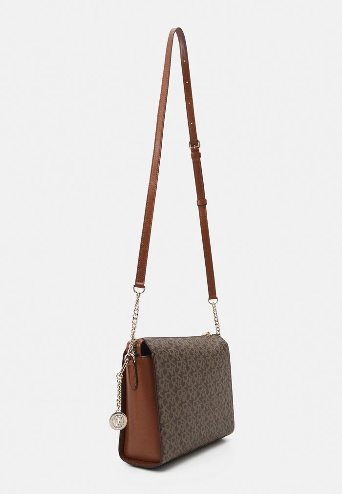 DKNY BRYANT BOX COATED LOGO - Across Body Bag - Mocha/caramel 5 DKNY BRYANT BOX COATED LOGO - Across Body Bag - Mocha/caramel - Image 3