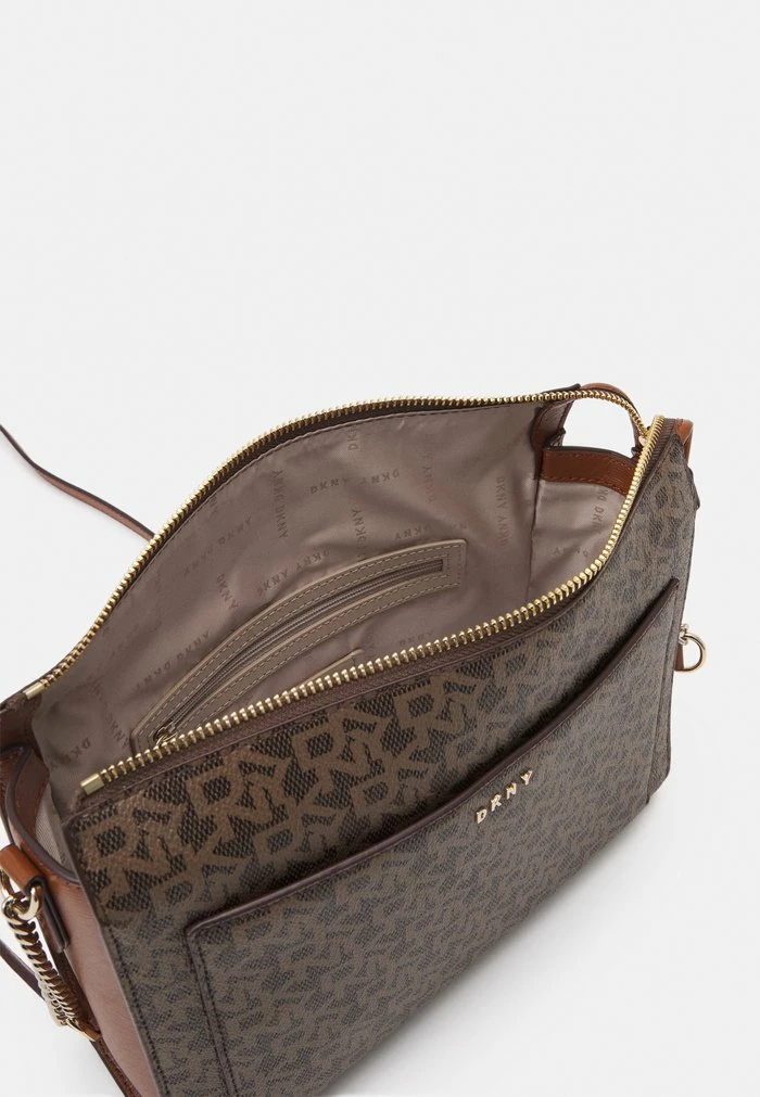 DKNY BRYANT BOX COATED LOGO - Across Body Bag - Mocha/caramel 6 DKNY BRYANT BOX COATED LOGO - Across Body Bag - Mocha/caramel - Image 4