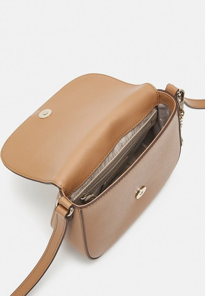 DKNY BRYANT SADDLE BAG - Across Body Bag - Cashew 5 DKNY BRYANT SADDLE BAG - Across Body Bag - Cashew - Image 3