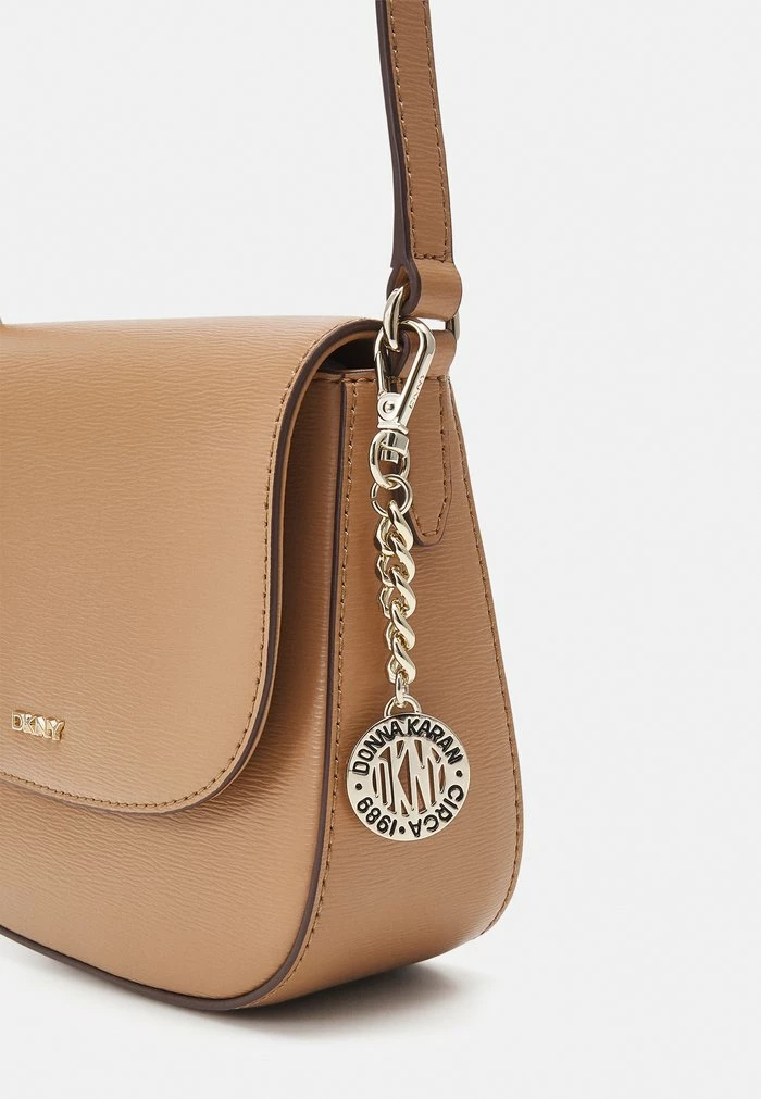 DKNY BRYANT SADDLE BAG - Across Body Bag - Cashew 6 DKNY BRYANT SADDLE BAG - Across Body Bag - Cashew - Image 4