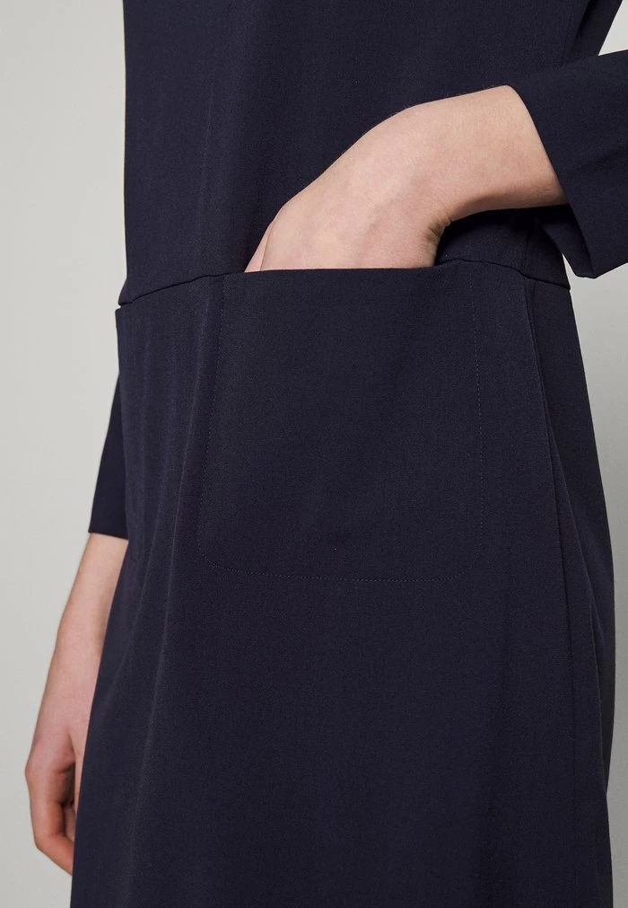 DKNY V NECK SHIFT WITH POCKETS - Shift Dress - Spring Navy 8 DKNY V NECK SHIFT WITH POCKETS - Shift Dress - Spring Navy - Image 6