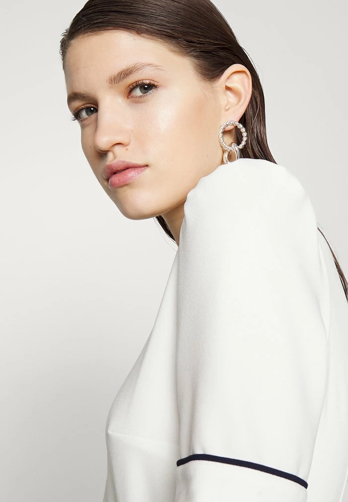 DKNY SHORT PUFF SLEEVE BELTED FIT AND FLARE - Day Dress - Ivory/spring Navy 6 DKNY SHORT PUFF SLEEVE BELTED FIT AND FLARE - Day Dress - Ivory/spring Navy - Image 4