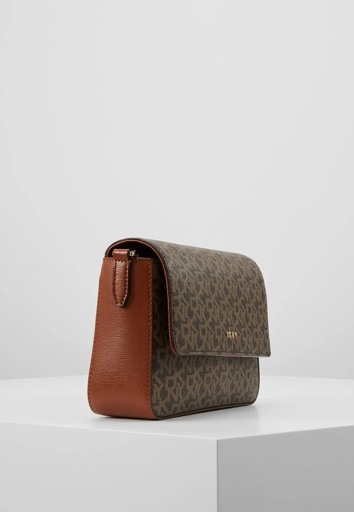 DKNY BRYANT - MD FLAP CROSSBODY - Across Body Bag - Mocha Caramel 6 DKNY BRYANT - MD FLAP CROSSBODY - Across Body Bag - Mocha Caramel - Image 4