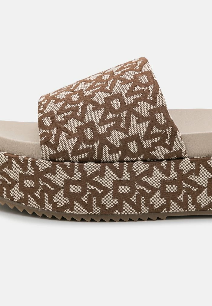 DKNY PLATFORM SLIDE - Heeled Mules - Chino 9 DKNY PLATFORM SLIDE - Heeled Mules - Chino - Image 7