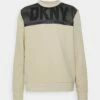 DKNY FRONT LOGO CREWNECK - Sweatshirt - Khaki 12 DKNY FRONT LOGO CREWNECK - Sweatshirt - Khaki -Bag Haven Store 86ca42377eb84dafb0de494756394db2