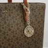 DKNY BRYANT MEDIUM TOTE LOGO - Handbag - Mocha /caramel 17 DKNY BRYANT MEDIUM TOTE LOGO - Handbag - Mocha /caramel -Bag Haven Store 903935775c454321aa274f1a3fc597a5