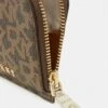 DKNY BRYANT ZIP CARD HOLDER LOGO - Wallet - Mocha/caramel -Bag Haven Store 97d4bf1e0e2e4d43bab68c213db76267