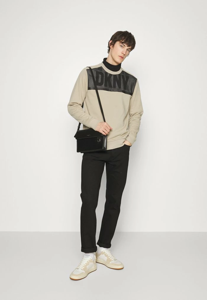 DKNY FRONT LOGO CREWNECK - Sweatshirt - Khaki 4 DKNY FRONT LOGO CREWNECK - Sweatshirt - Khaki - Image 2