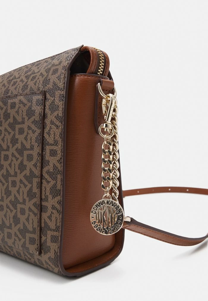 DKNY BRYANT BOX COATED LOGO - Across Body Bag - Mocha/caramel 7 DKNY BRYANT BOX COATED LOGO - Across Body Bag - Mocha/caramel - Image 5