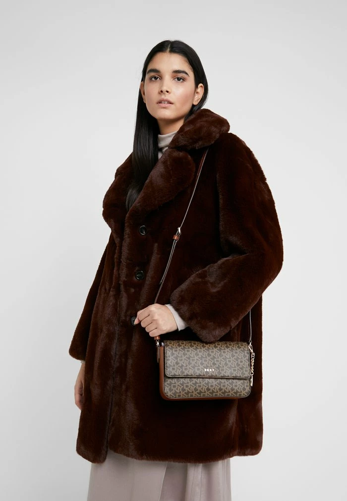 DKNY BRYANT - MD FLAP CROSSBODY - Across Body Bag - Mocha Caramel 4 DKNY BRYANT - MD FLAP CROSSBODY - Across Body Bag - Mocha Caramel - Image 2