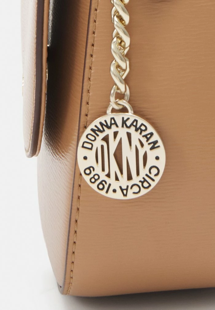 DKNY BRYANT SADDLE BAG - Across Body Bag - Cashew 7 DKNY BRYANT SADDLE BAG - Across Body Bag - Cashew - Image 5