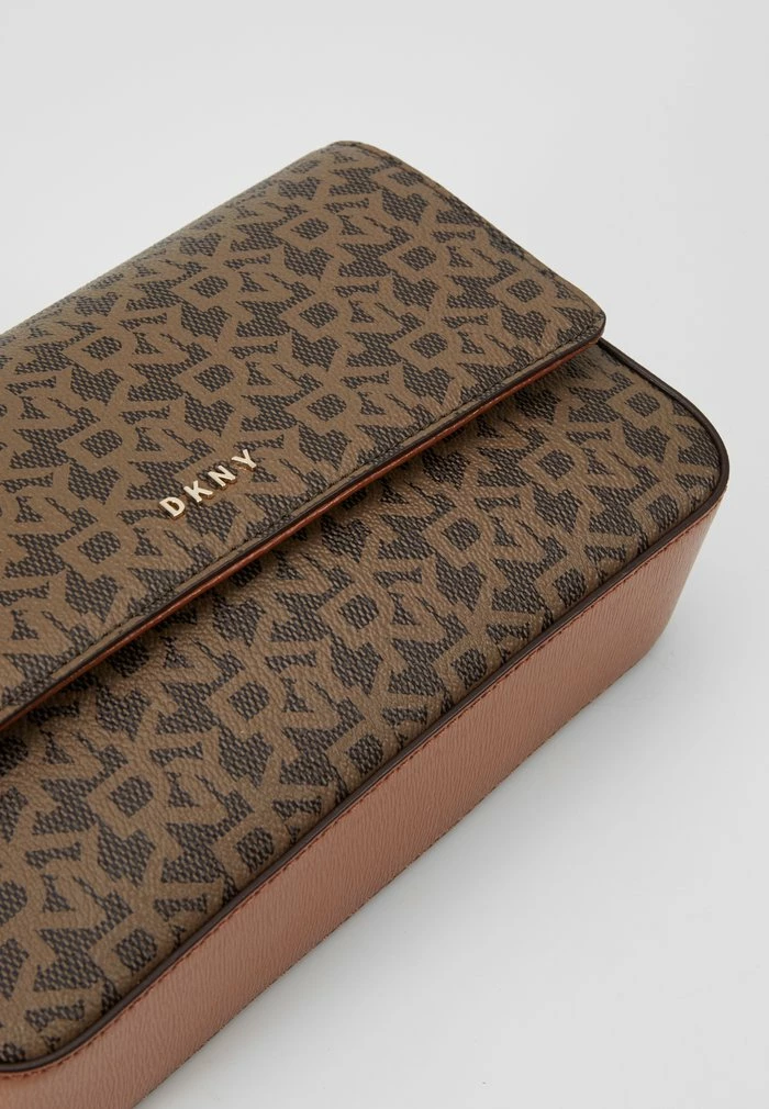 DKNY BRYANT - MD FLAP CROSSBODY - Across Body Bag - Mocha Caramel 9 DKNY BRYANT - MD FLAP CROSSBODY - Across Body Bag - Mocha Caramel - Image 7