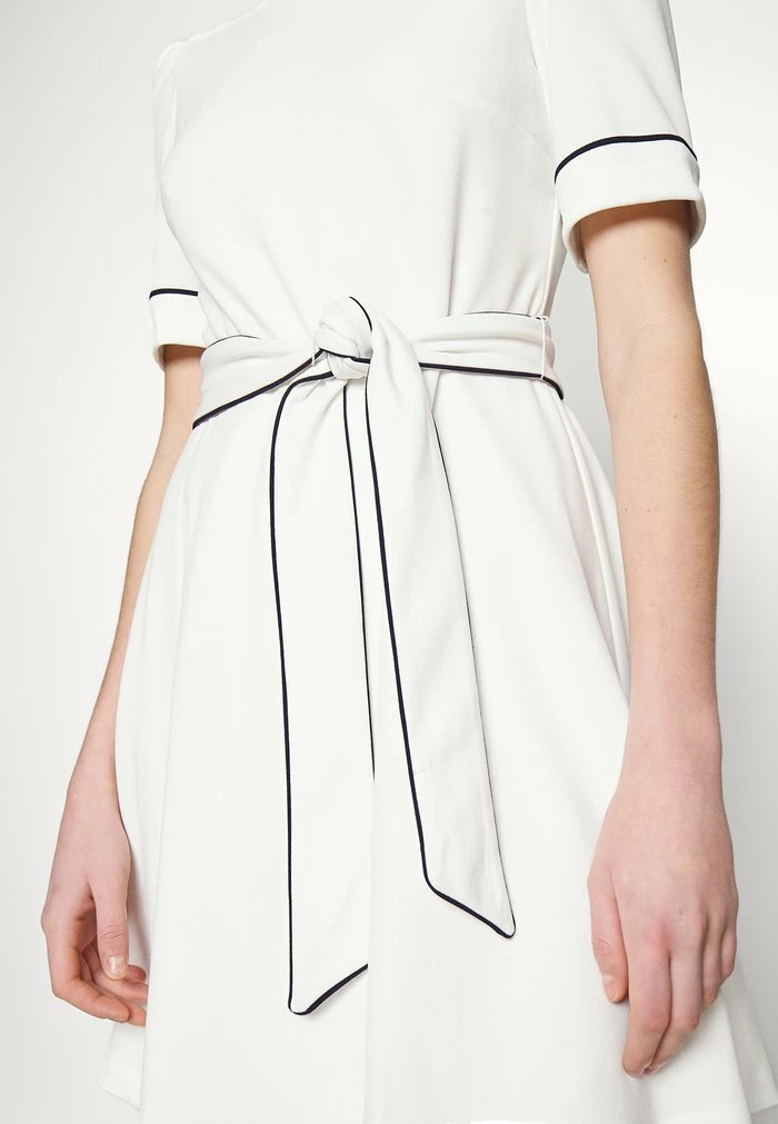 DKNY SHORT PUFF SLEEVE BELTED FIT AND FLARE - Day Dress - Ivory/spring Navy 8 DKNY SHORT PUFF SLEEVE BELTED FIT AND FLARE - Day Dress - Ivory/spring Navy - Image 6