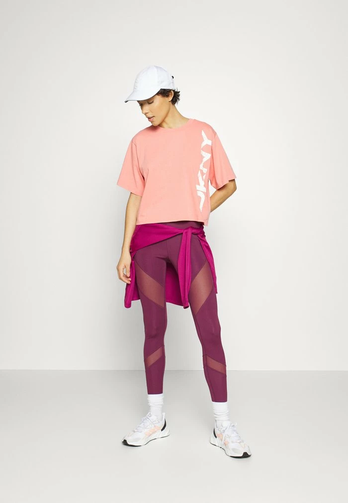 DKNY PIGMENT DYE DISTRESSED CRACKLE LOGO SHORT SLEEVE TEE - Print T-shirt - Sienna 4 DKNY PIGMENT DYE DISTRESSED CRACKLE LOGO SHORT SLEEVE TEE - Print T-shirt - Sienna - Image 2