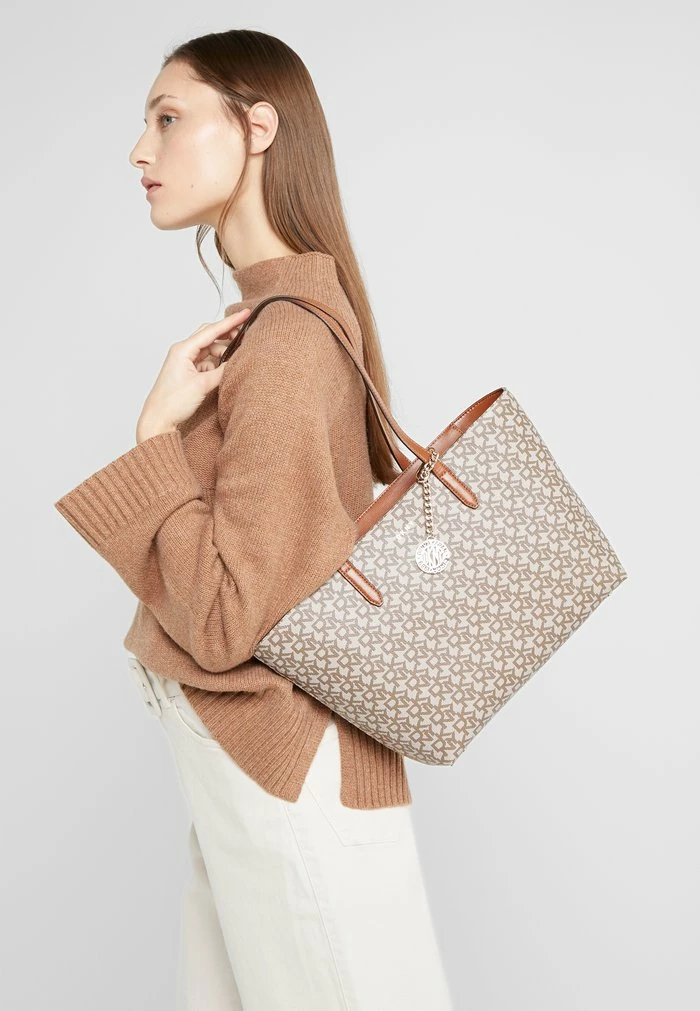 DKNY BRYANT MEDIUM TOTE LOGO - Handbag - Chino/caramel 4 DKNY BRYANT MEDIUM TOTE LOGO - Handbag - Chino/caramel - Image 2