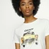 DKNY OLD FASHION TAXI LOGO - Print T-shirt - White -Bag Haven Store e0fddc5128f24bc49dfcb70daa071c50
