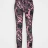 DKNY LOGO ARCHES HIGH WAIST 7/8 POCKETS - Leggings - Black/bubblegum -Bag Haven Store e2df9d8516c04ccba28326be8c5fa5ef