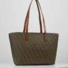 DKNY BRYANT MEDIUM TOTE LOGO - Handbag - Mocha /caramel 12 DKNY BRYANT MEDIUM TOTE LOGO - Handbag - Mocha /caramel -Bag Haven Store e72324d82f234f239f773252d753e8cc