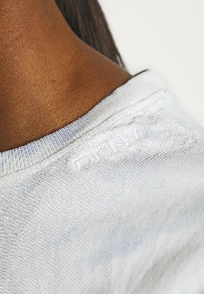 DKNY SPIRAL TIE DYE SHORT SLEEVE BOXY TEE - Print T-shirt - Pale Blue 7 DKNY SPIRAL TIE DYE SHORT SLEEVE BOXY TEE - Print T-shirt - Pale Blue - Image 5