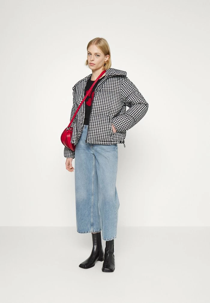 DKNY SEQUIN HEART CREWNECK - Jumper - Black/rudolph Red 4 DKNY SEQUIN HEART CREWNECK - Jumper - Black/rudolph Red - Image 2