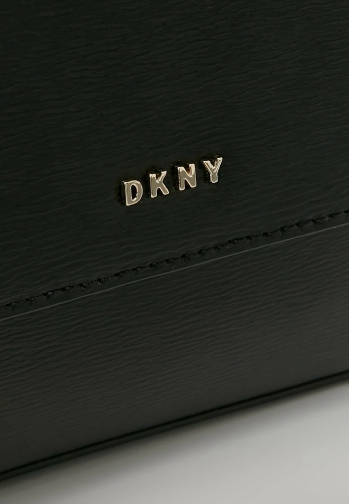 DKNY BRYANT FLAP CBODY SUTTON - Across Body Bag - Black/gold 10 DKNY BRYANT FLAP CBODY SUTTON - Across Body Bag - Black/gold - Image 8