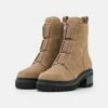 DKNY BARRETT BOOT - Platform Ankle Boots - Warm Taupe -Bag Haven Store fc56b73e5dc04a758cb6d4da3362cb19