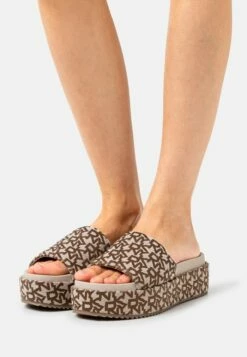 DKNY PLATFORM SLIDE - Heeled Mules - Chino