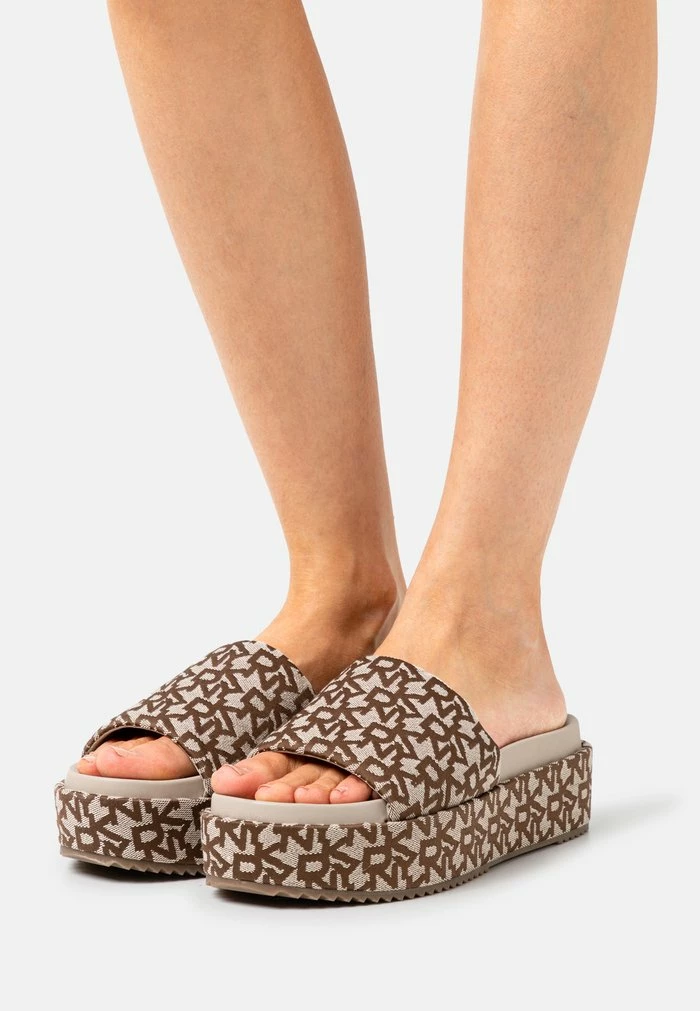 DKNY PLATFORM SLIDE - Heeled Mules - Chino 3 DKNY PLATFORM SLIDE - Heeled Mules - Chino