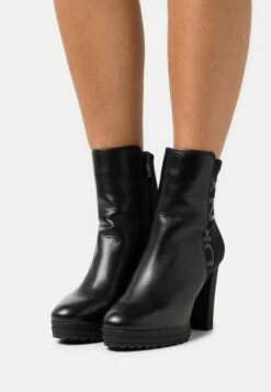 DKNY TESSI PLATFORM BOOTIE - Platform Ankle Boots - Black/shiny Black