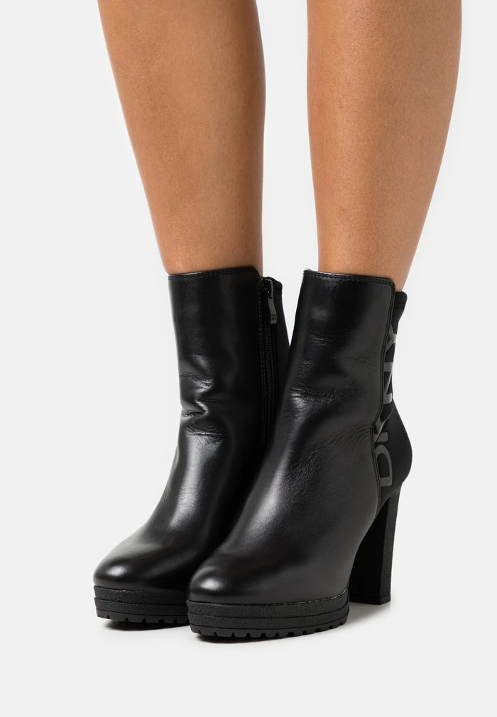 DKNY TESSI PLATFORM BOOTIE - Platform Ankle Boots - Black/shiny Black 3 DKNY TESSI PLATFORM BOOTIE - Platform Ankle Boots - Black/shiny Black